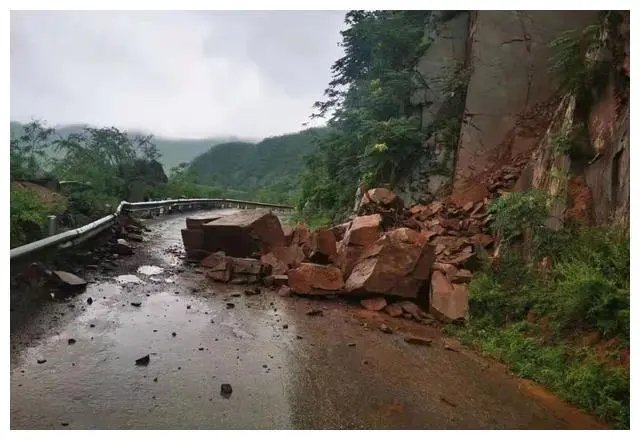 云南昭通山体滑坡致一房屋被压垮，引发山体滑坡的原因有哪些？