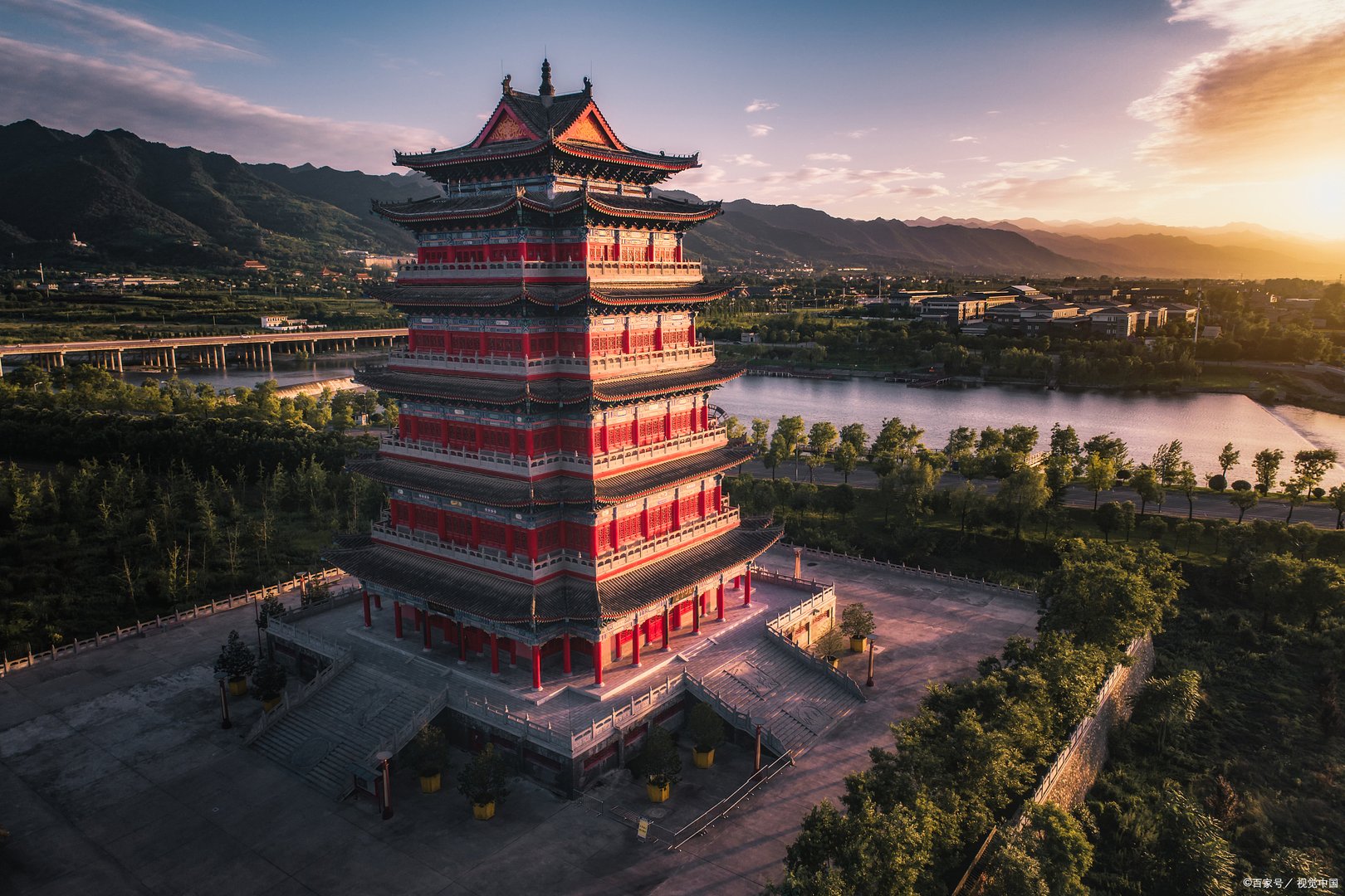 封神演义中的燃灯道人，是佛界的燃灯古佛吗？