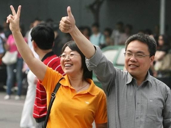 在西安一考场外，一位爸爸紧张到没有灵魂，孩子高考为何家长也会跟着紧张？