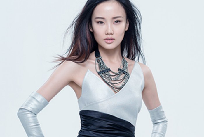 黄龄把腿上的淤青画成锦鲤，其做法为何会引发网友盛赞？