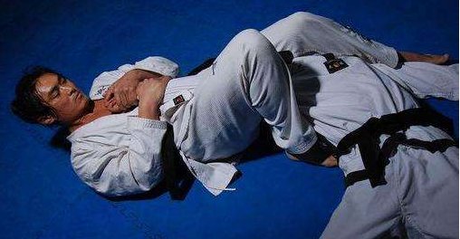 十字固的原理是什么？