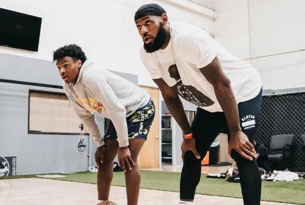 詹姆斯儿子接受手术，半月板撕裂赛季报销，“父子篮球”悬了吗？