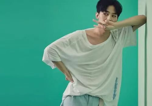 权志龙巴黎看秀生图曝光，他当初是如何出道的？