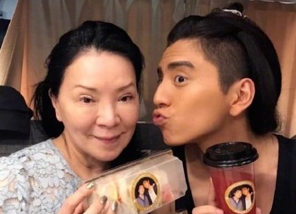 王大陆为妈妈庆冥诞，他妈妈是因何去世的？