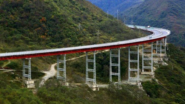 四川干海子特大桥，这座大桥为什么修建成螺旋桥？