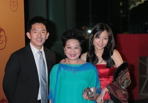 71岁薛家燕官宣当奶奶，儿媳有何背景？