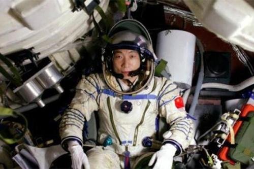 杨利伟返回地球后为什么满脸血迹？