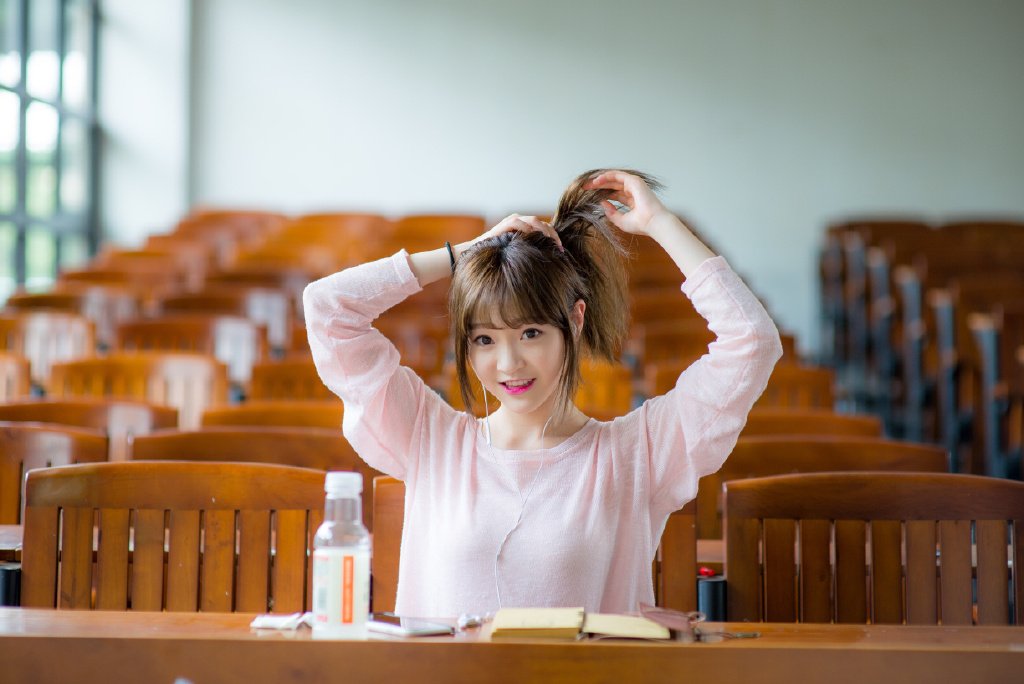 兜兜陈怡凡是一位娱乐类主播，曾是女团成员的她为什么要走出娱乐圈呢？