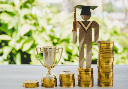 陕西一村考上清华北大奖10万元，这钱由谁来出？