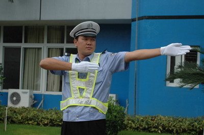 交通警察的手势都表示是什么信号？