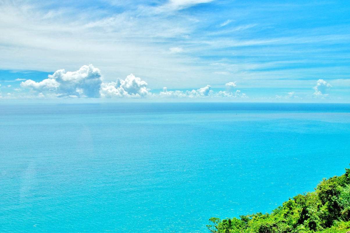 脑筋急转弯 太平洋的中间是什么？