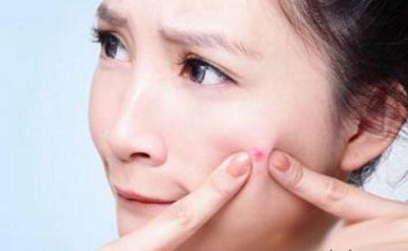 脸上老是冒白头粉刺，怎么办