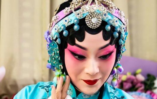 梅葆玖爱徒姜亦珊自缢离世，告别仪式上众人惋惜，11岁小儿以后怎么办？