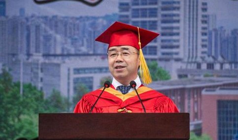 重庆大学校长致辞只说标题，为何还被赞机智？