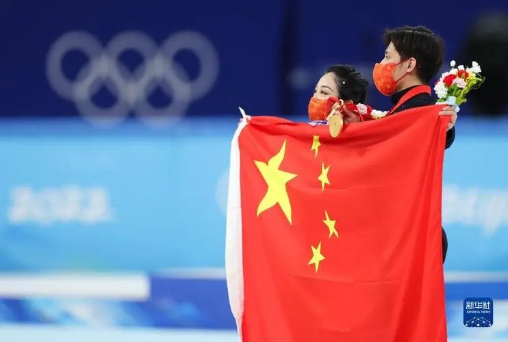 隋文静韩聪互戴金牌感动落泪，他们携手拿到金牌有多不易？