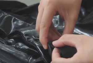 背包的扣带怎么系？