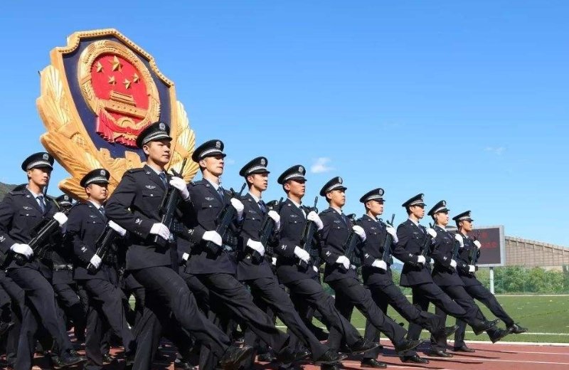 对于女孩在警察注视下溺亡这件事，律师是如何解读的？