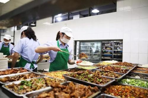 学校食堂剩下的菜，会留到下一餐再卖吗？