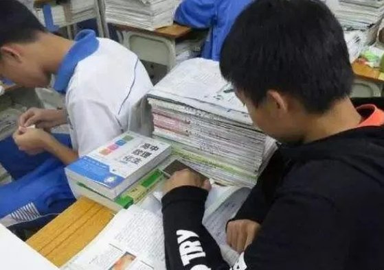 江西一中学全面禁用手机，手机真的百害而无一利？