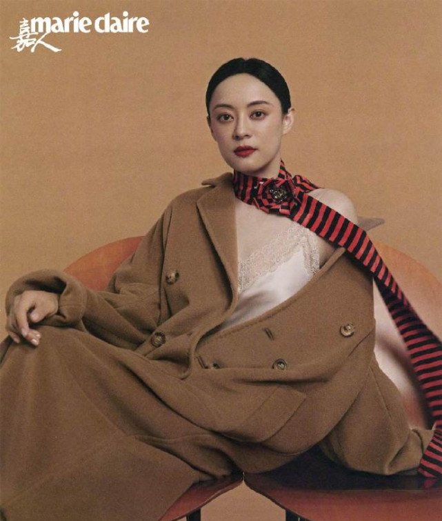 孙俪追星成功，与丁俊晖合影变拘谨小迷妹，比剪刀手卖萌似少女，你怎么看？