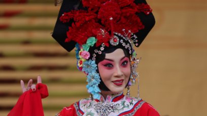梅葆玖爱徒姜亦珊自缢离世，告别仪式上众人惋惜，11岁小儿以后怎么办？