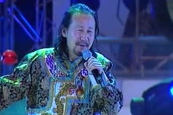 腾格尔模仿肖战蔡徐坤，网友都有哪些神评论？