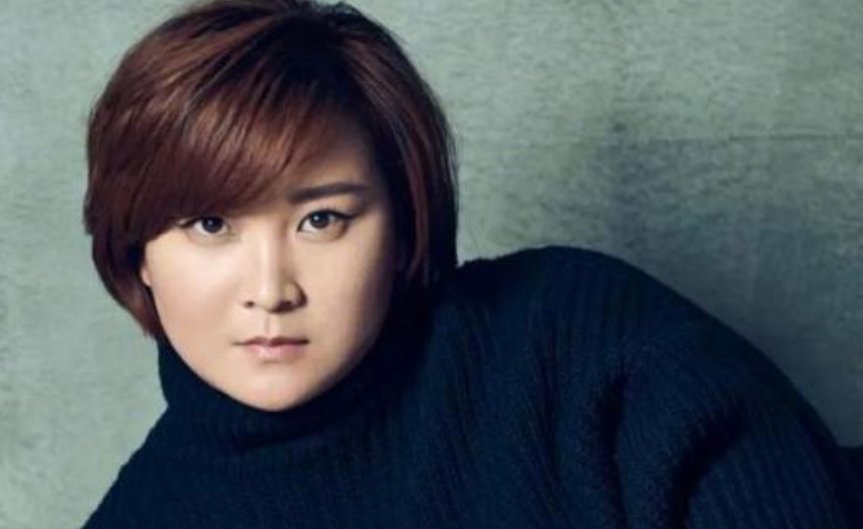 贾玲一家基因太强大，与姐姐似复制粘贴，她们感情如何？