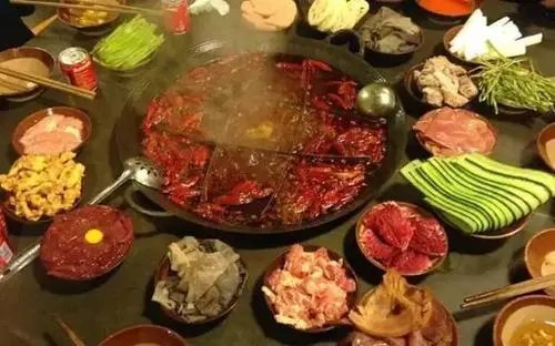 河南女子晚走一分钟被隔离在火锅店，女子在火锅店实现火锅自由了吗？