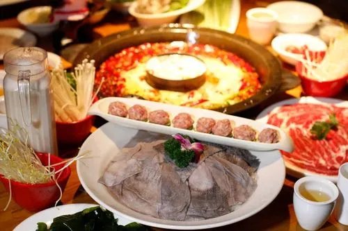 河南女子晚走一分钟被隔离在火锅店，女子在火锅店实现火锅自由了吗？
