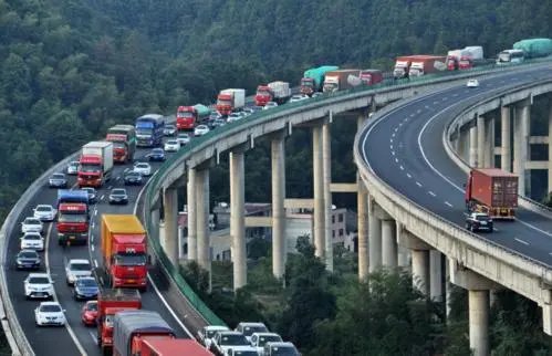 沪陕高速因交通事故堵车7小时，这给高速上的车造成了什么影响？