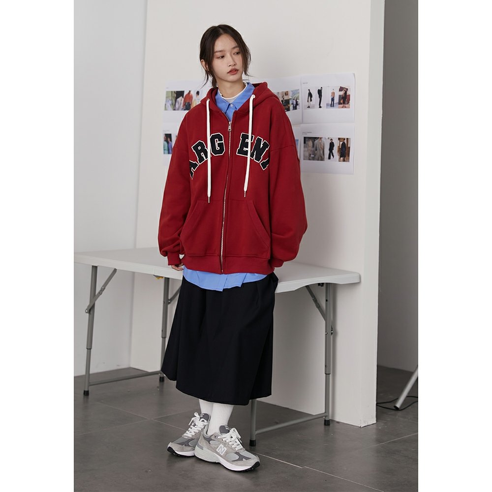 红色的衣服特别衬肤色，那么红色的卫衣应该如何搭配呢？