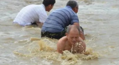 趟浑水和淌浑水那个正确?