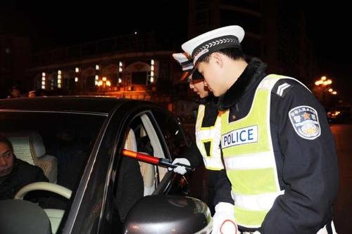 酒驾翻车被救出后牵手离开，你怎么看这对酒驾情侣？