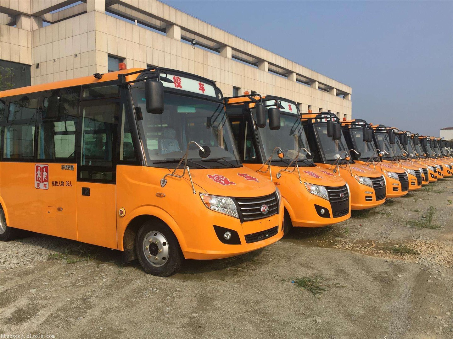 云南7座小车塞进33名幼童当校车，这是怎么做到的？