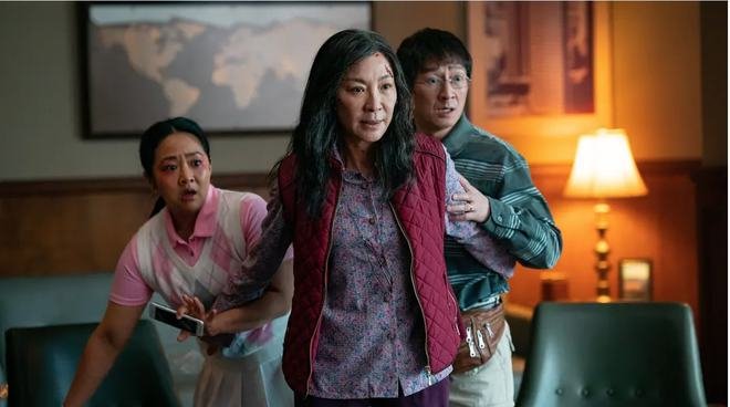 杨紫琼主演的《瞬息全宇宙》豆瓣开分8.8分,影片主要讲述的是什么故事?