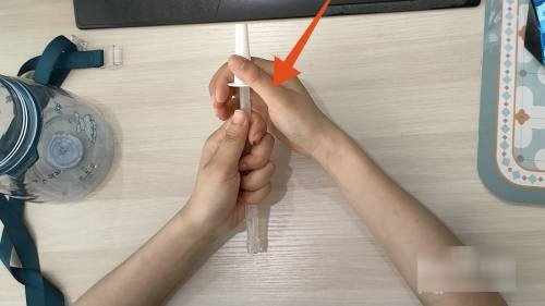 网红大肚杯的吸管怎么安