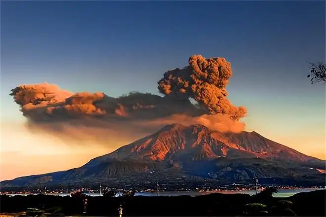 日本樱岛火山爆炸式喷发，是什么原因导致的哦？