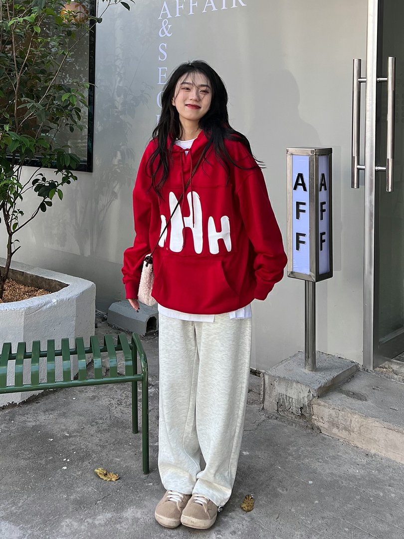 红色的衣服特别衬肤色，那么红色的卫衣应该如何搭配呢？
