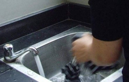 牛仔裤掉色很厉害怎么办?